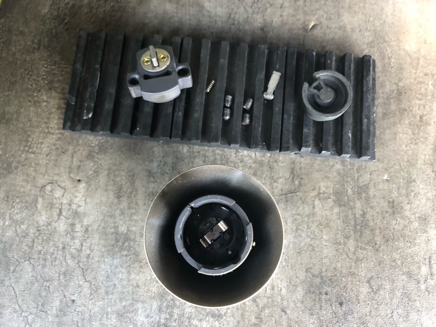 シリンダーを分解