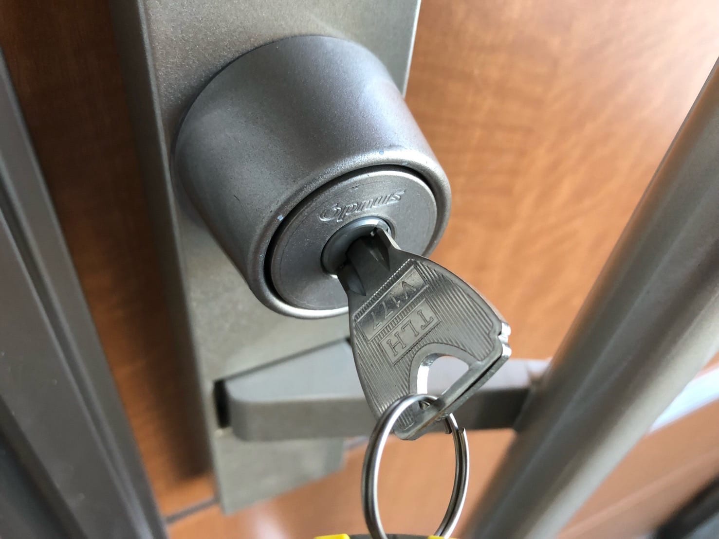 シリンダーに鍵がささっている