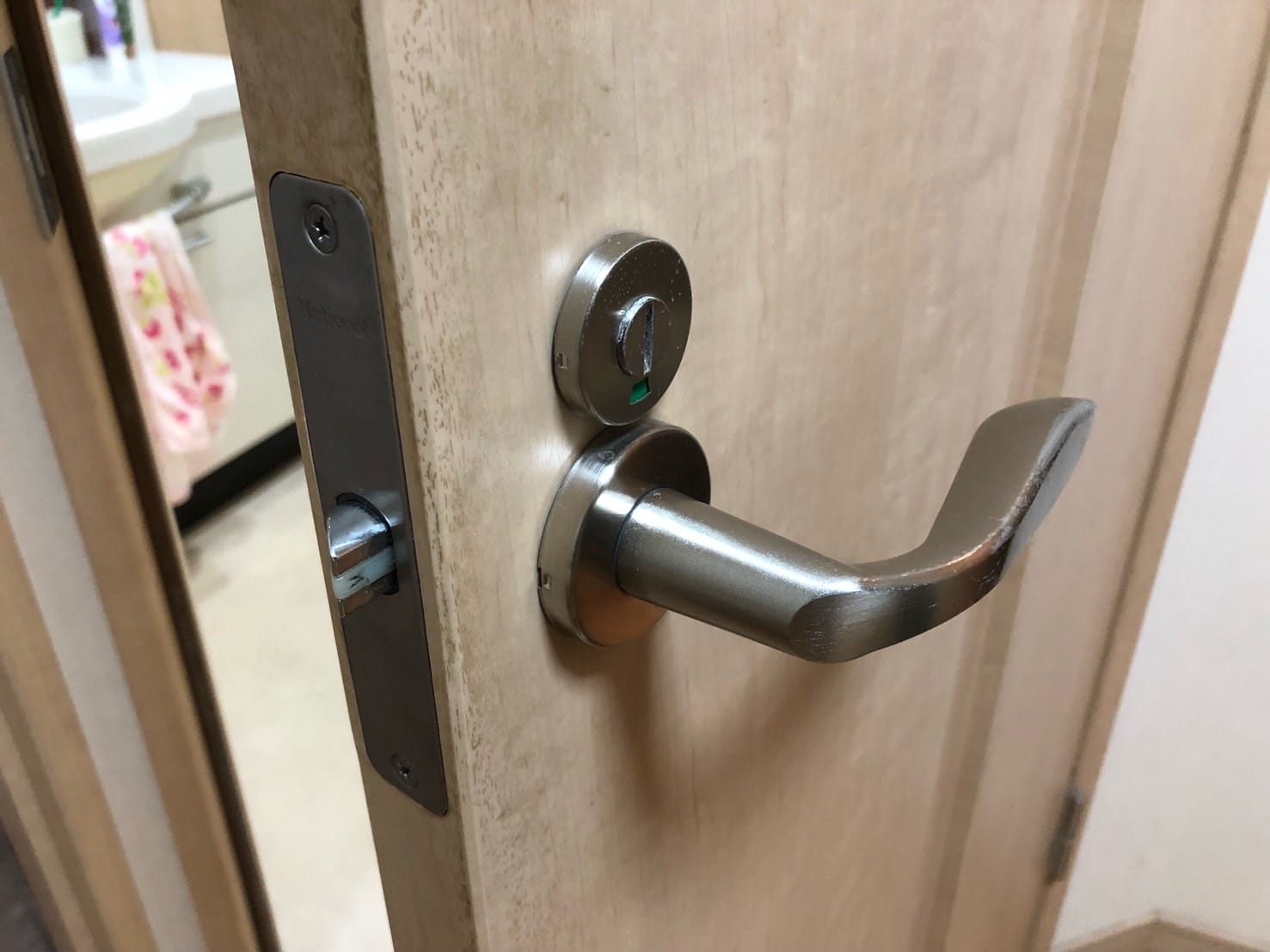 開いたままになっている室内扉