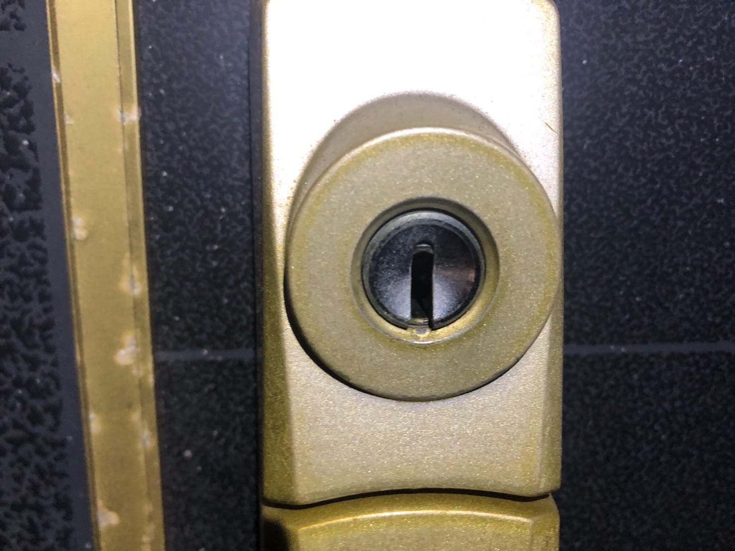 ドアの鍵はV18ディンプルシリンダー