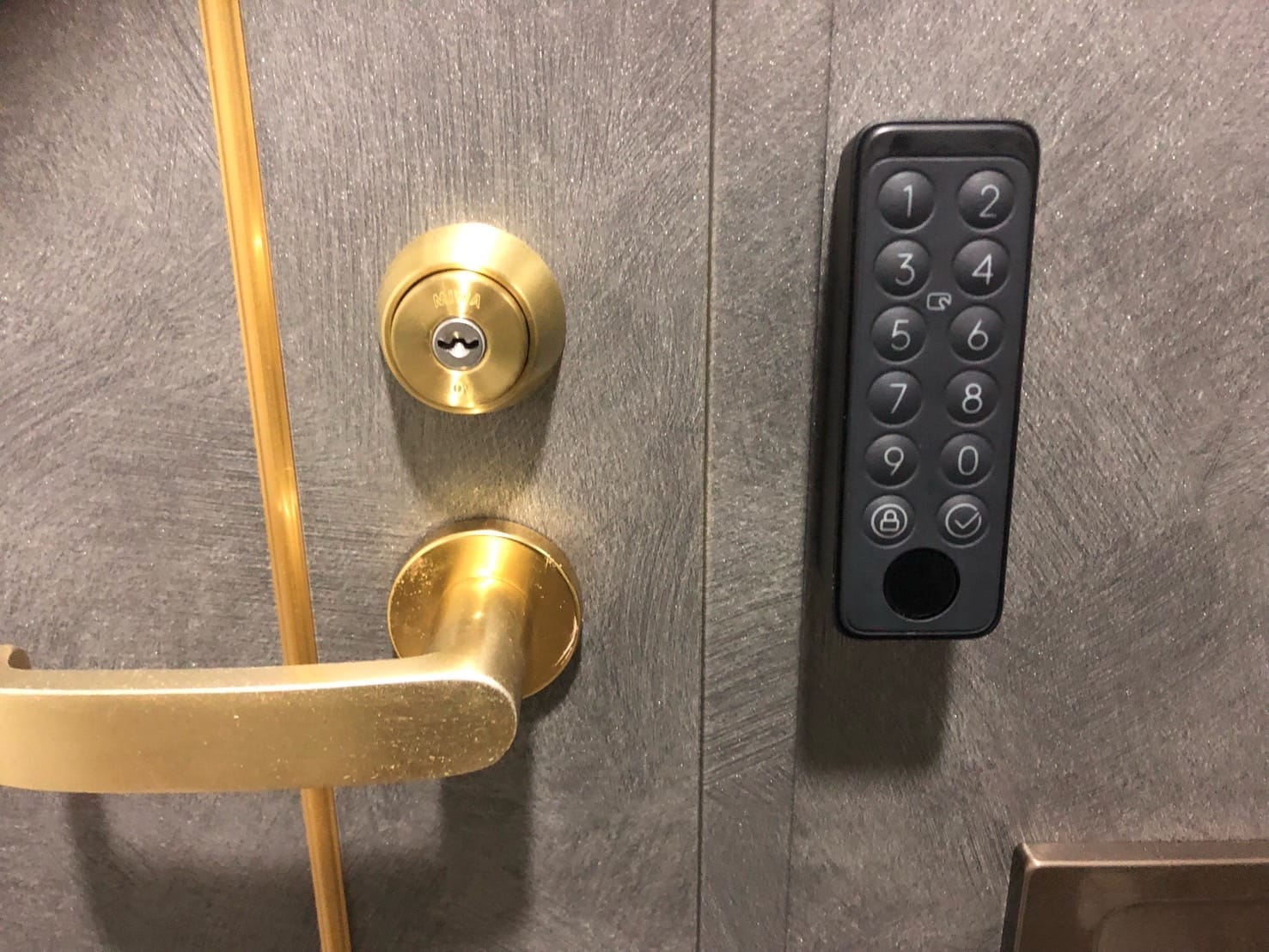 扉の横にスマートロックが取り付けられている