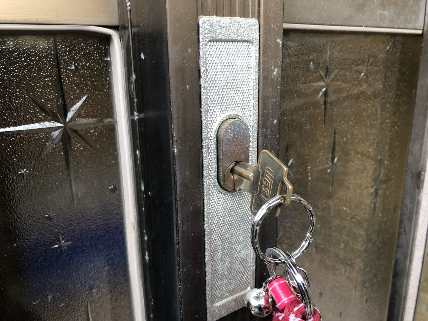 錠前に鍵がささっている