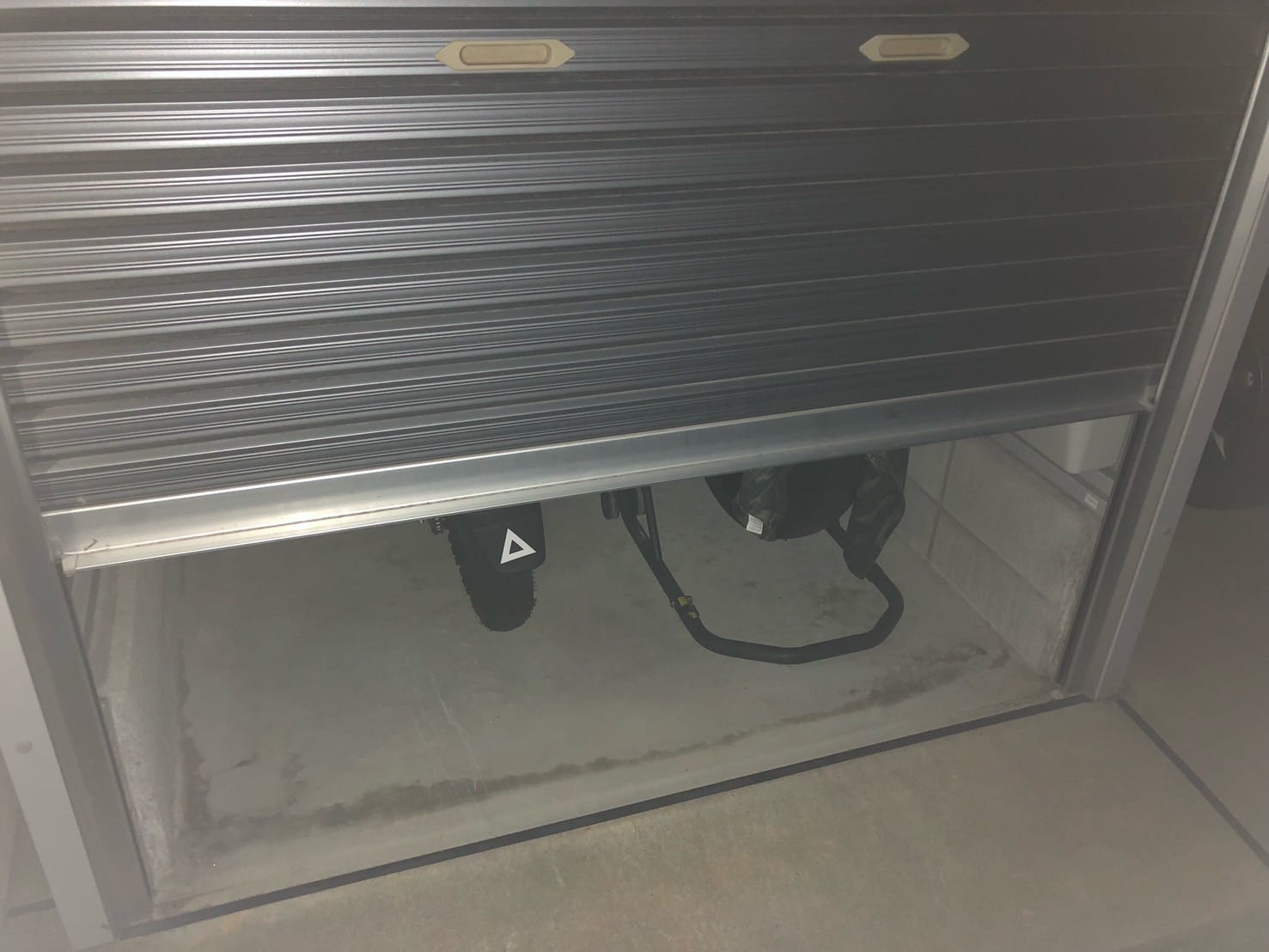 上にあがったシャッター