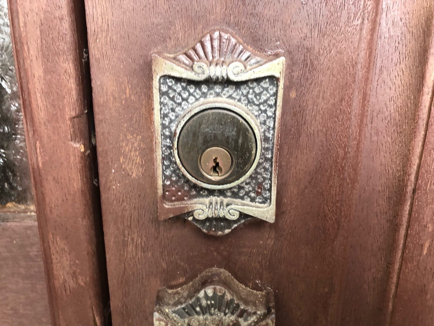 玄関ドアにはアルファ社のサムラッチ錠がついている