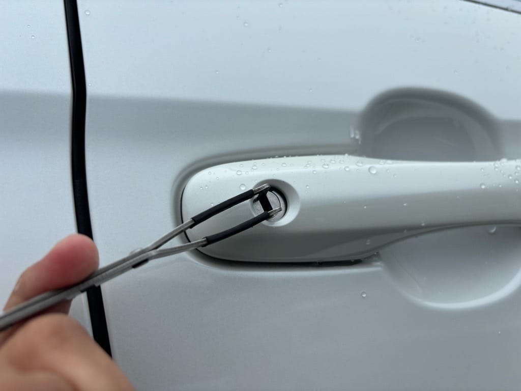 トヨタヴォクシーの運転席ドアをピッキングする様子