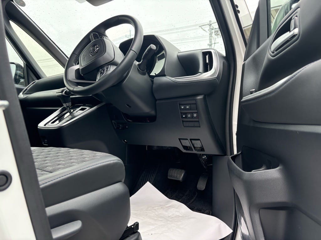 開いたトヨタヴォクシーの運転席ドア