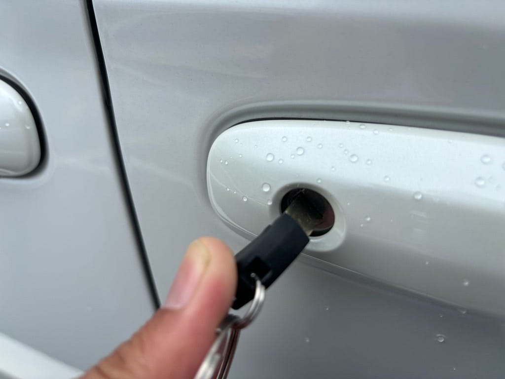 トヨタヴォクシーのメカニカルキーをドアシリンダーに挿している