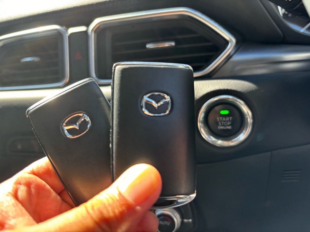 マツダCX5のスマートキー2個をスタートボタンの前で持っている