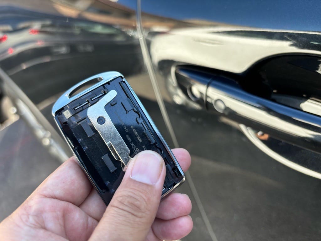 マツダCX5のスマートキーに収納されている非常用のドアキー