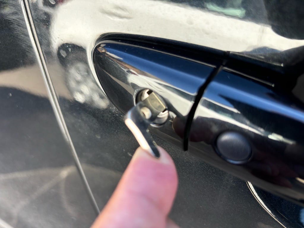 作製したマツダCX5のメカニカルキーをドアシリンダーに挿している