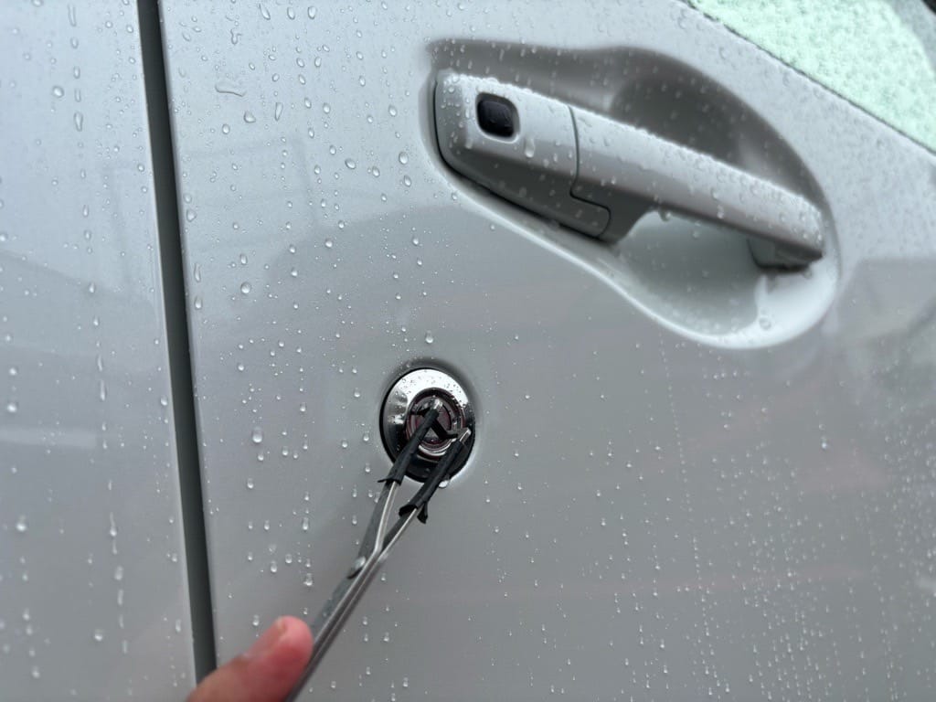 スズキ ワゴンRの運転席ドアシリンダーをピッキング