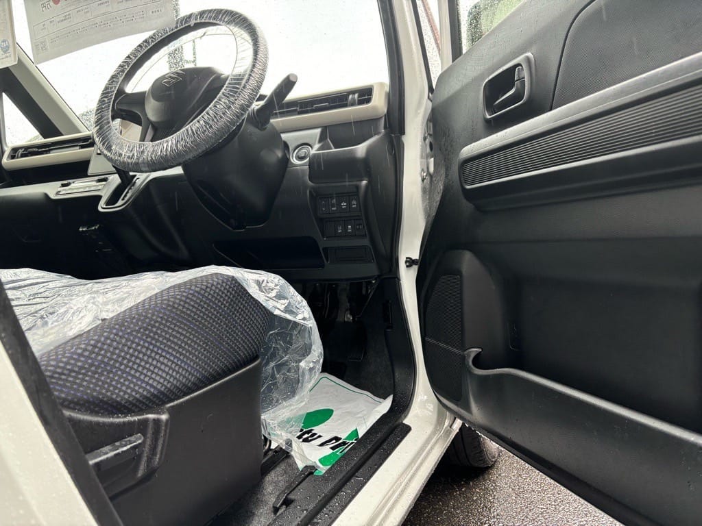 スズキワゴンRの運転席ドアが開いている