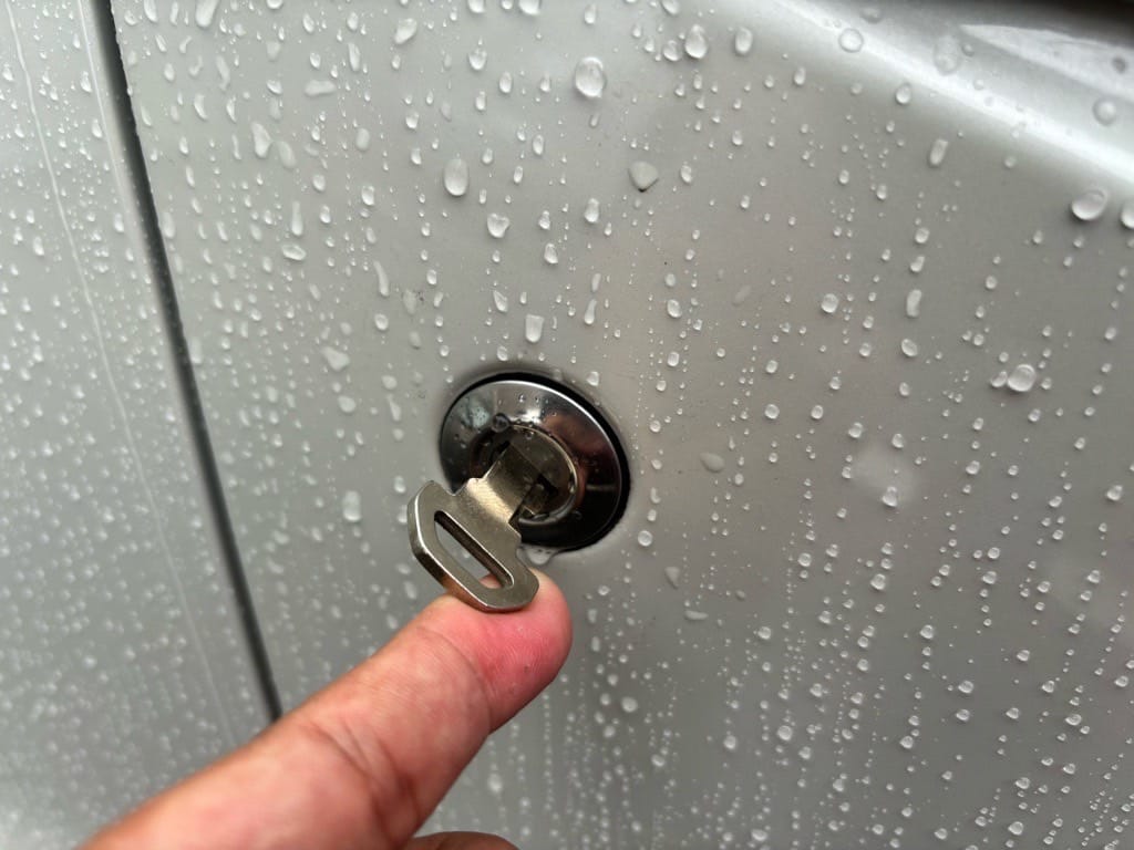 スズキワゴンRのドアシリンダーに作製したメカニカルキーを挿している