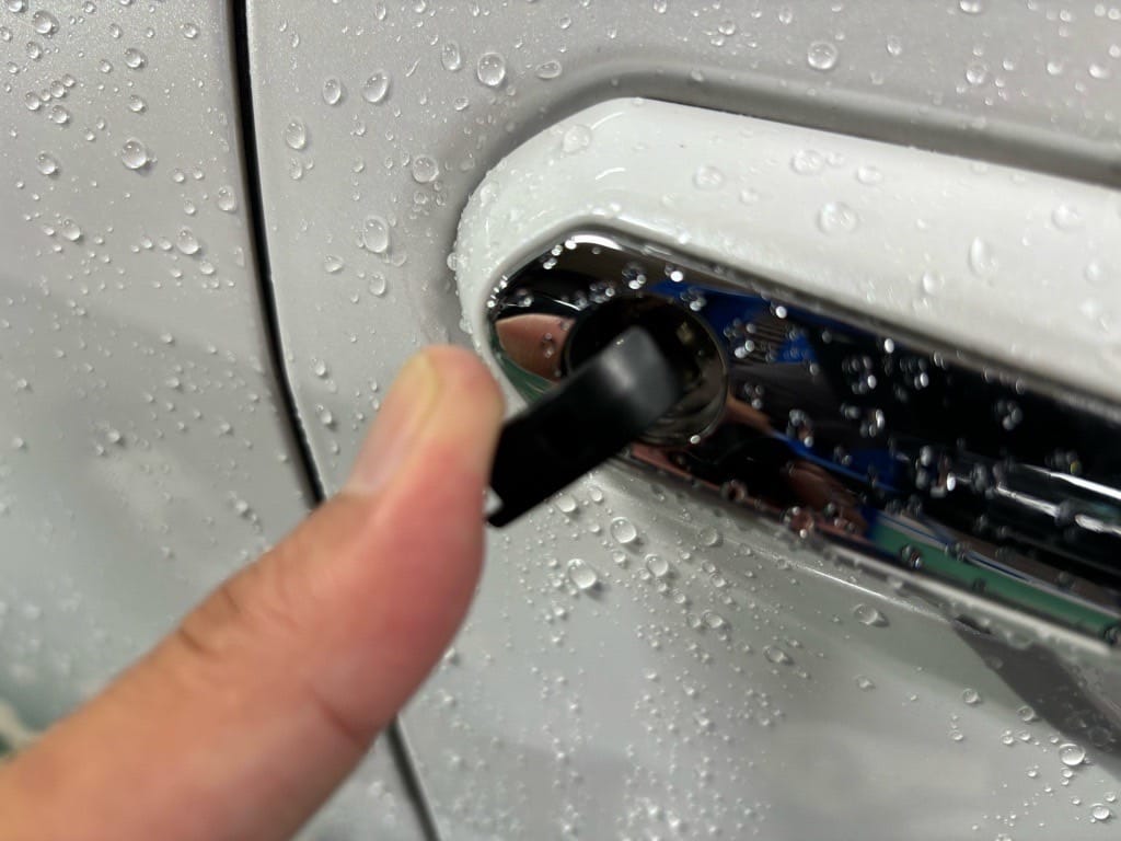 作製したトヨタクラウンのメカニカルキーをドアシリンダーに挿している