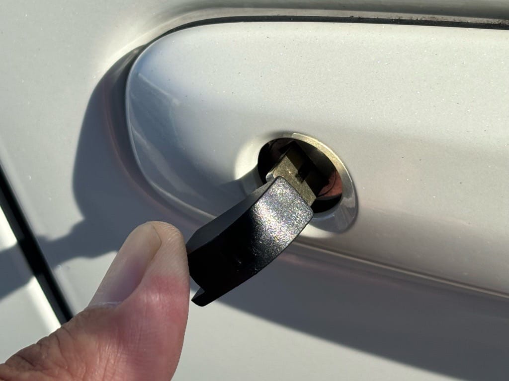 作製したトヨタプリウスPHVのメカニカルキーをドアシリンダーに挿している