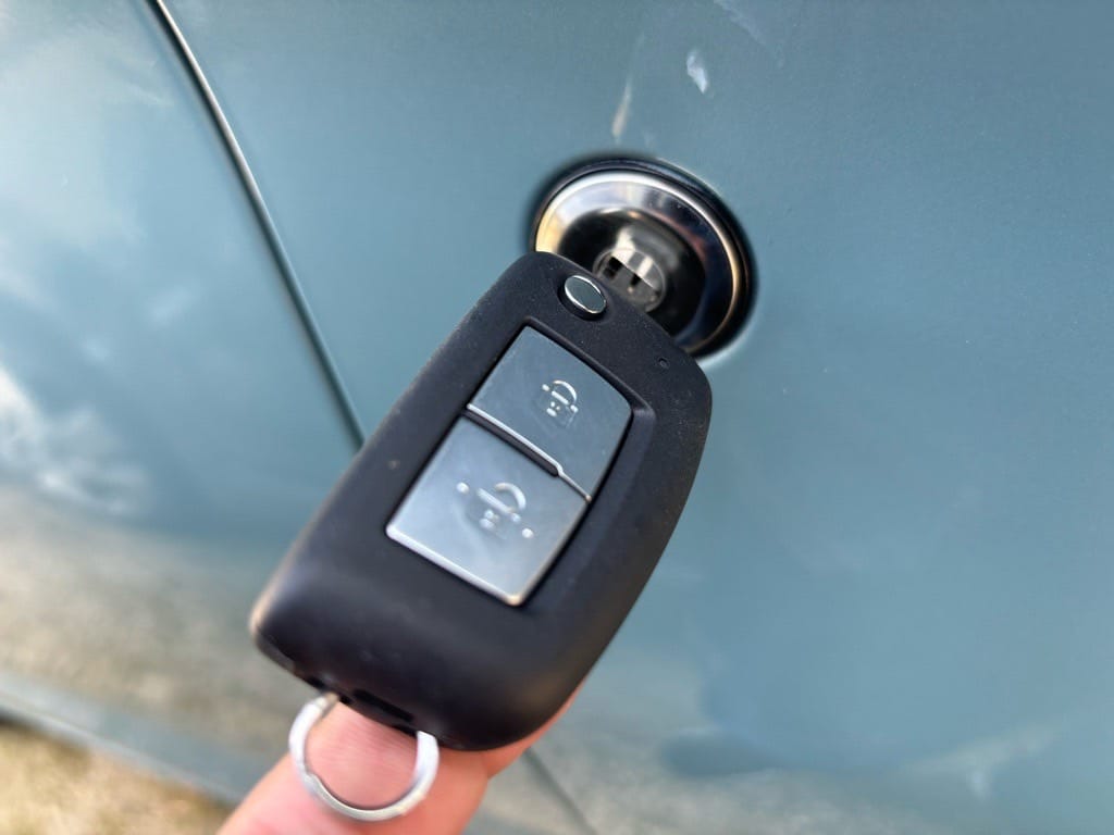 作製した三菱ekワゴンのリモコンキーをドアシリンダーに挿している