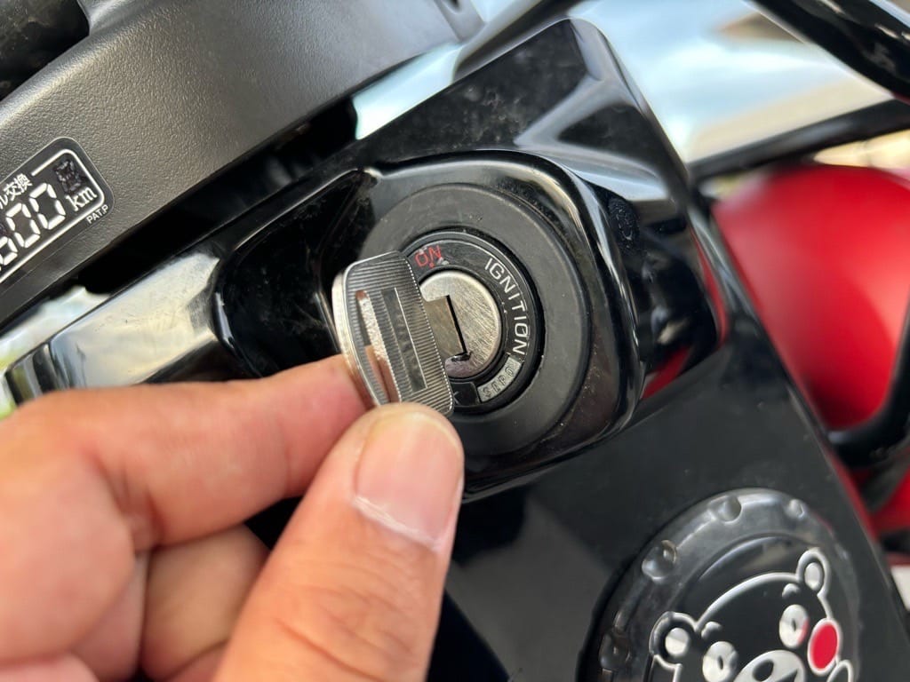 作製したホンダクロスカブの鍵をさしている