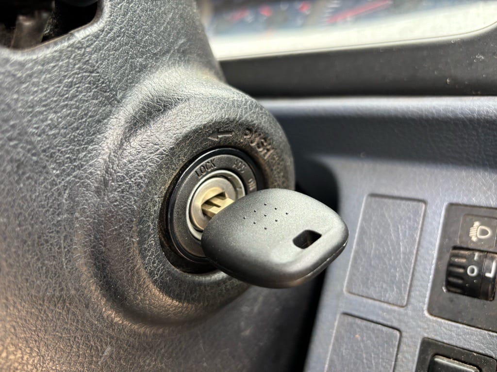 作製したレンジャーの鍵をイグニッションシリンダーにさしている