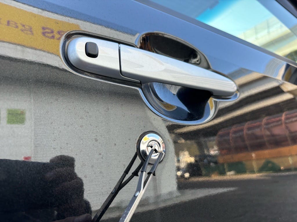 ムーブの運転席ドアシリンダーをピッキングする様子