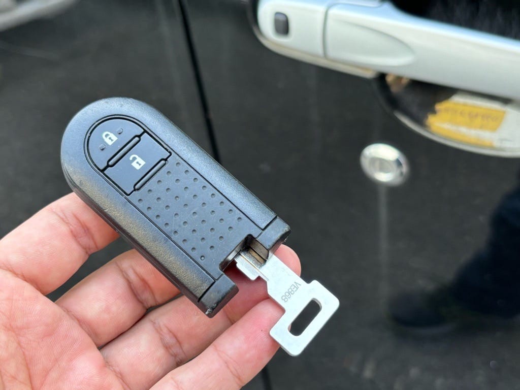 ムーヴのキーフリーリモコンに作製したメカニカルキーを収納