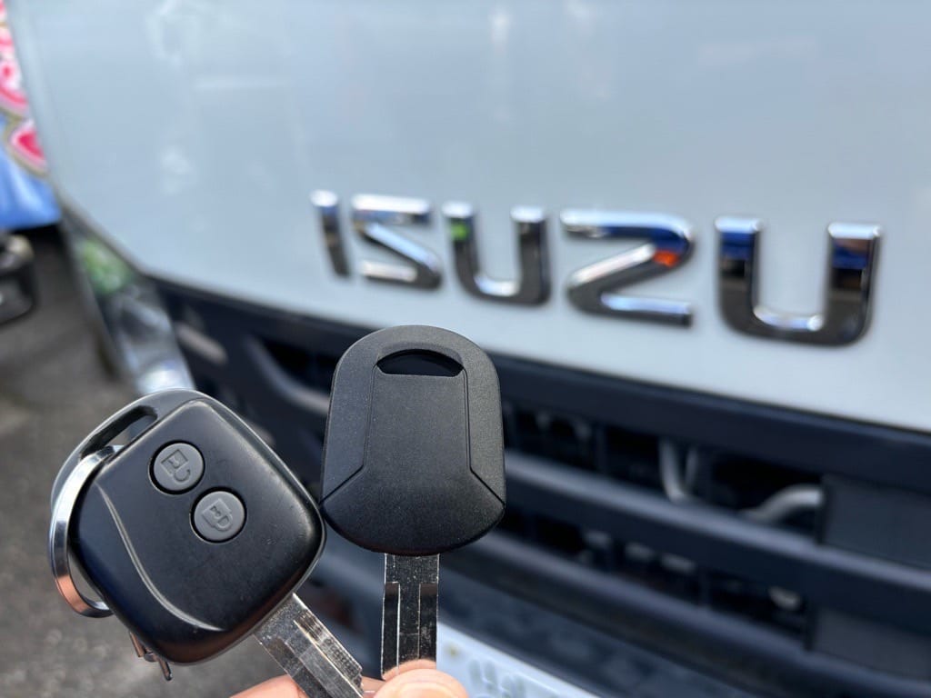 エルフの既存キーと作製したスペアキーを手に持っている