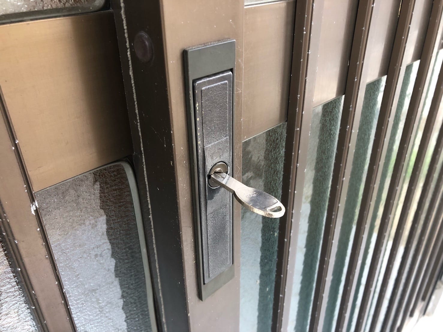 2枚引戸についている鍵、鍵穴に鍵がささっている