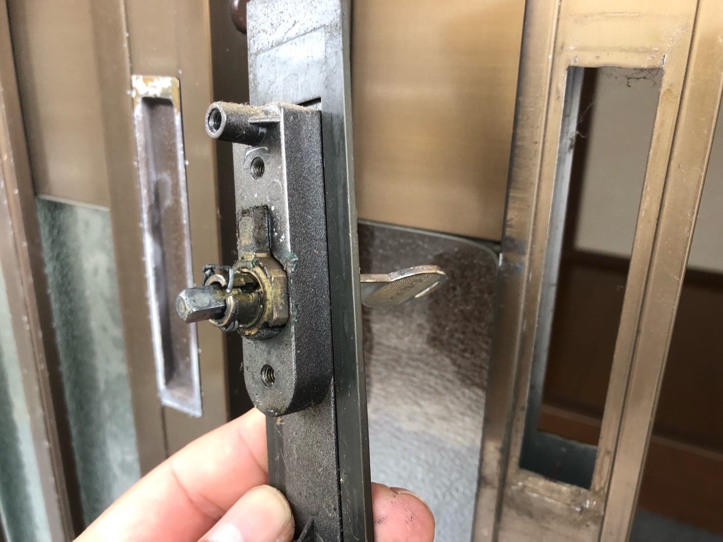 錠を持っている