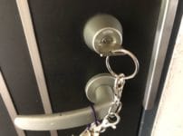 玄関ドアのキーシリンダーに鍵がささっている