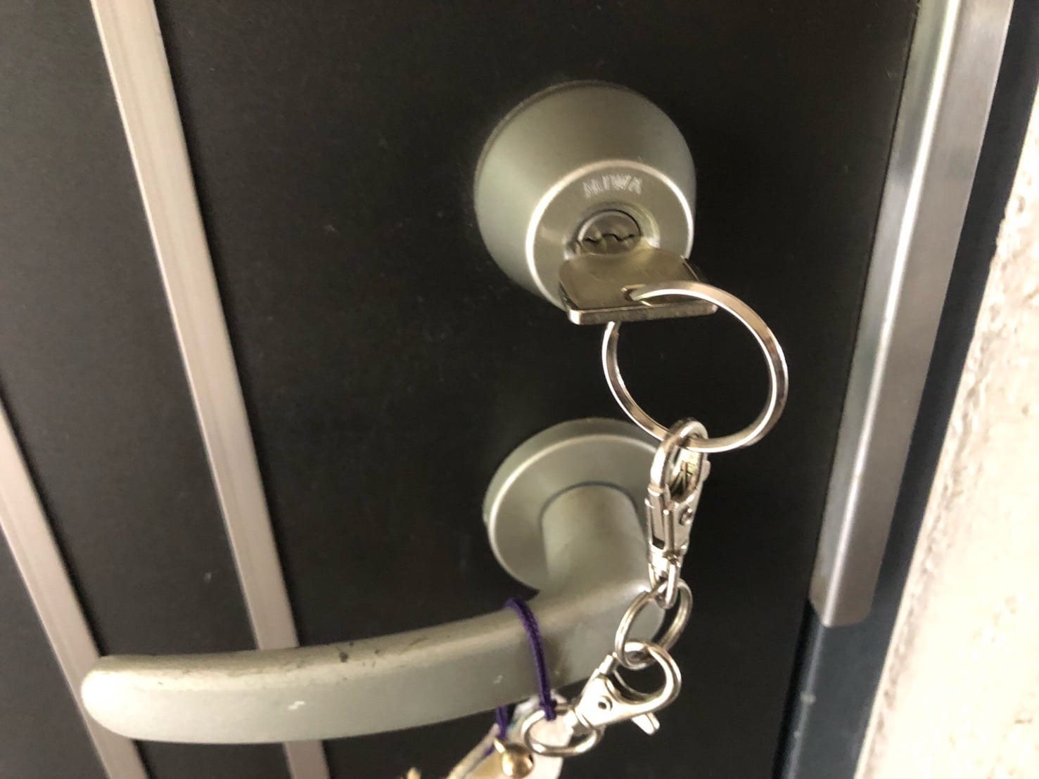 玄関ドアのキーシリンダーに鍵がささっている