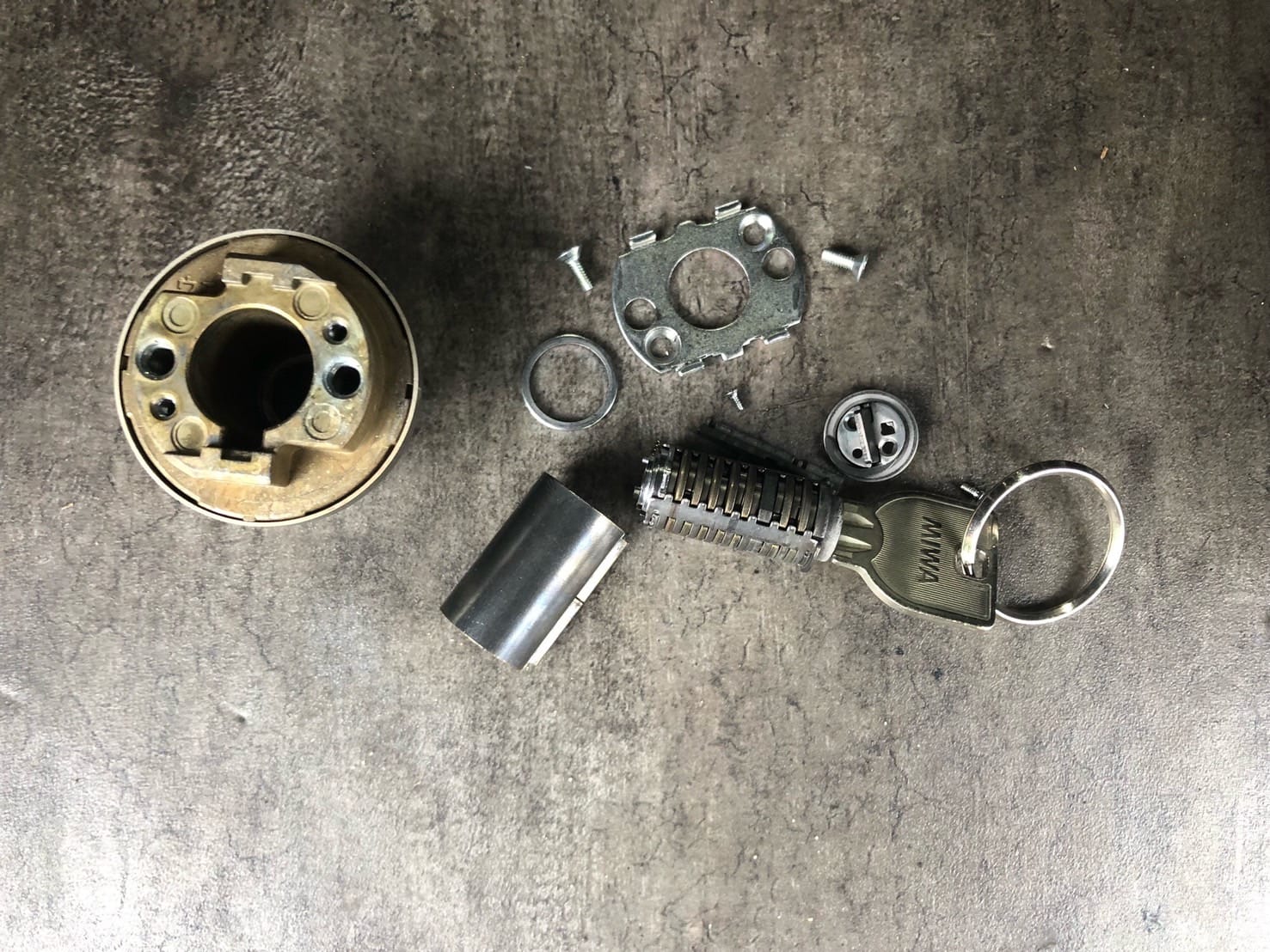 分解したキーシリンダー