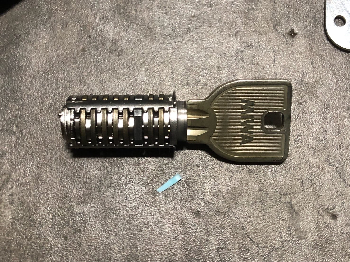 キーシリンダーに鍵がささっている