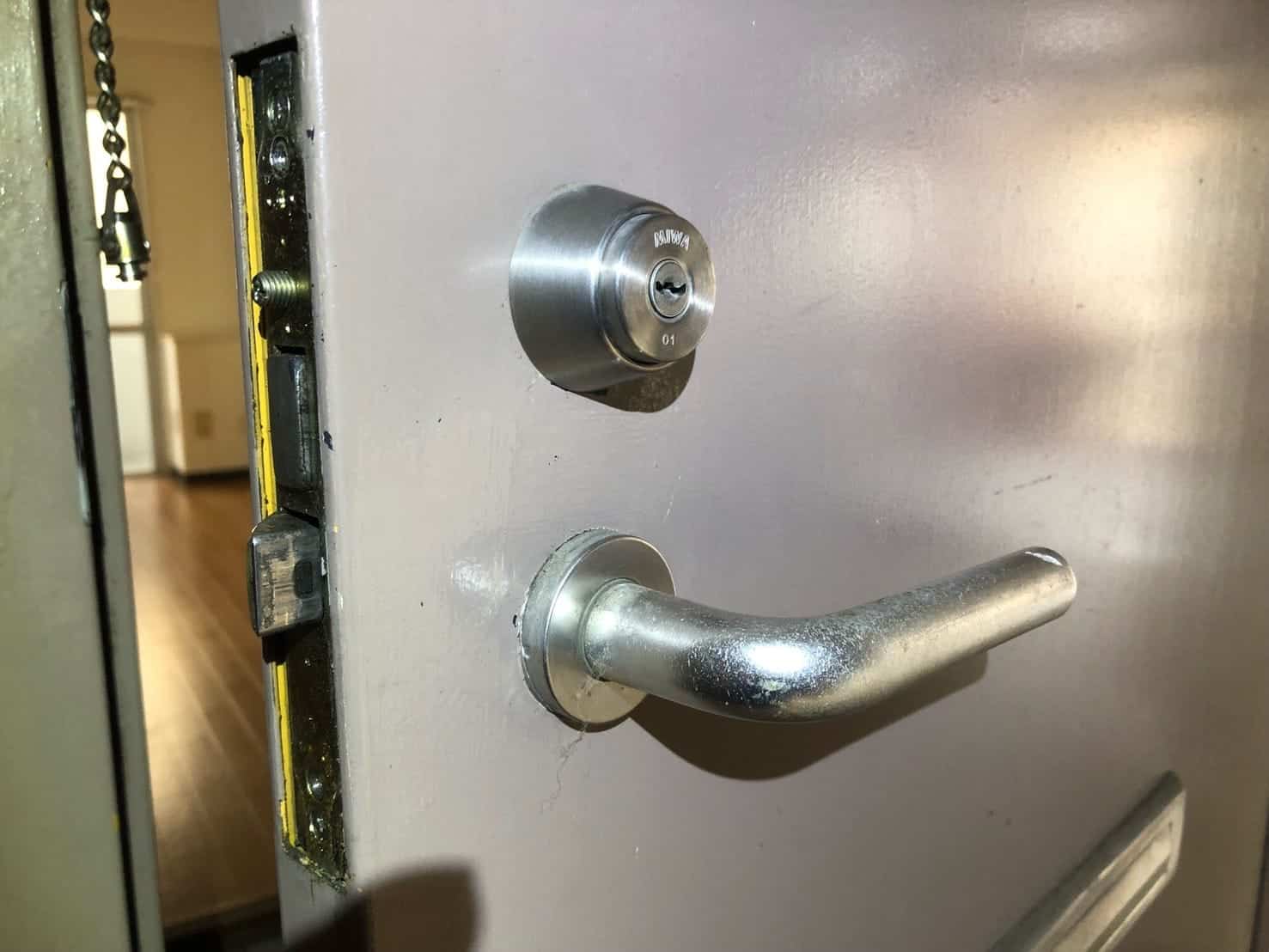 扉にはMIWAのLDレバーハンドル錠、U9シリンダーがついている