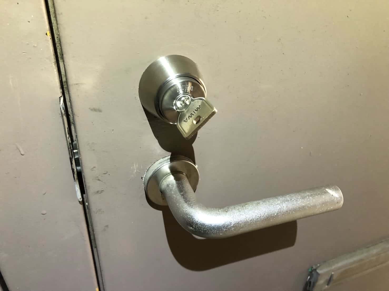 交換したシリンダーに鍵がささっている