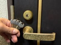 Kaba star plusへ交換、付属の鍵を手に持っている