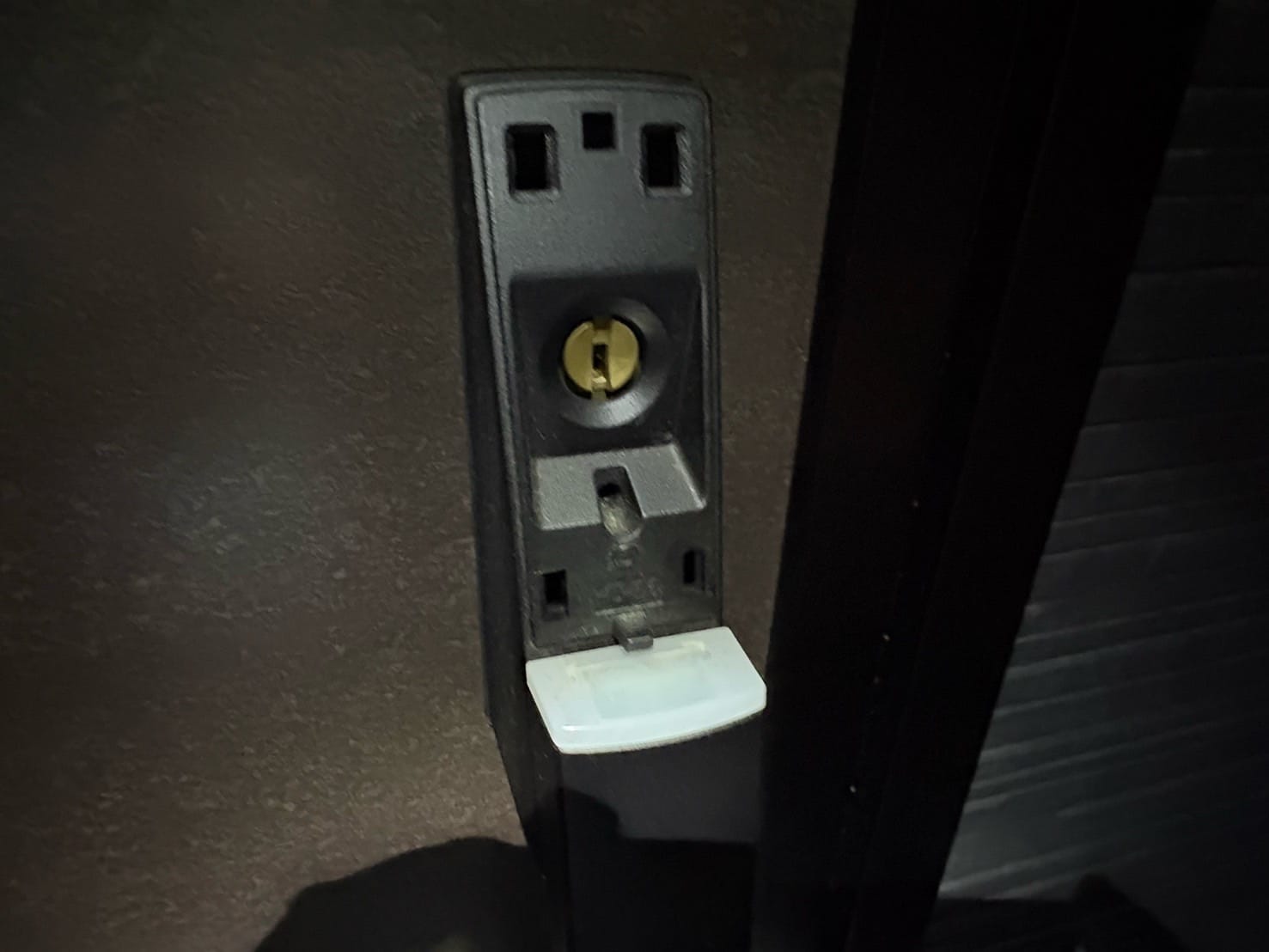 カバーを外すとシリンダーが現れる