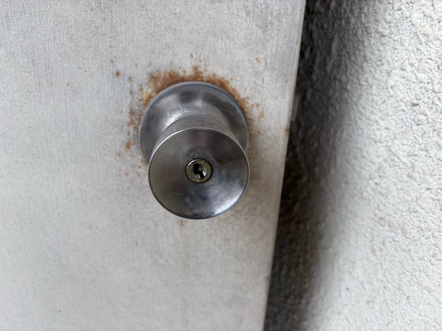 開いた倉庫の扉