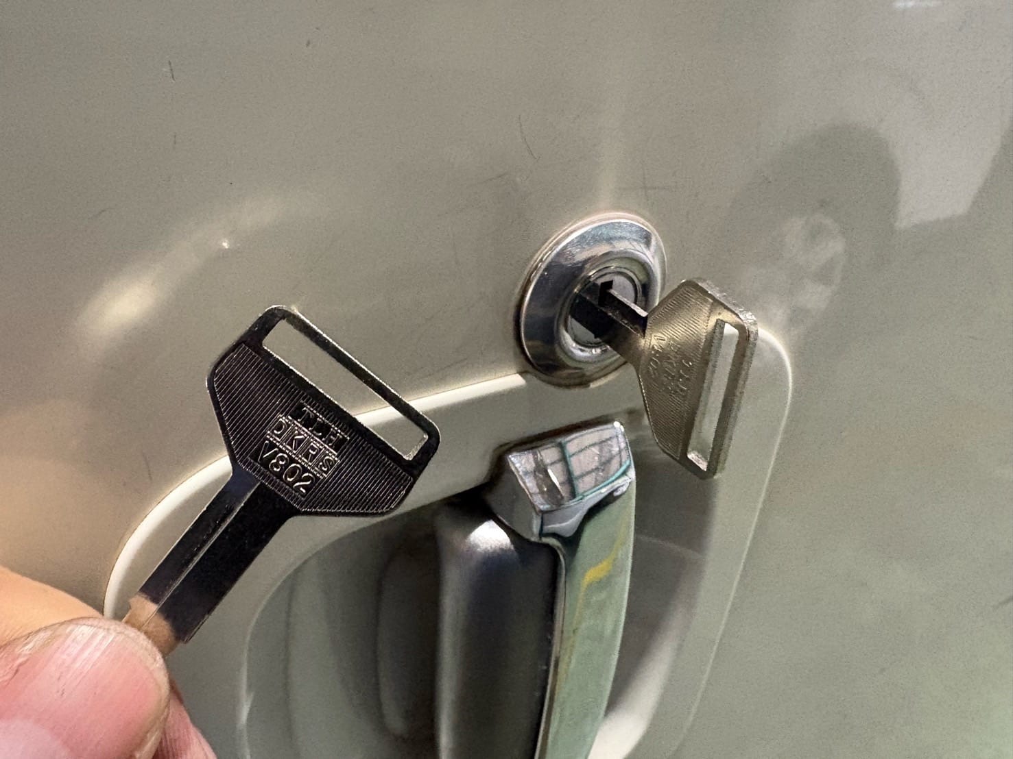作製した鍵2本、1本は鍵穴にささっていてもう1本は手に持っている