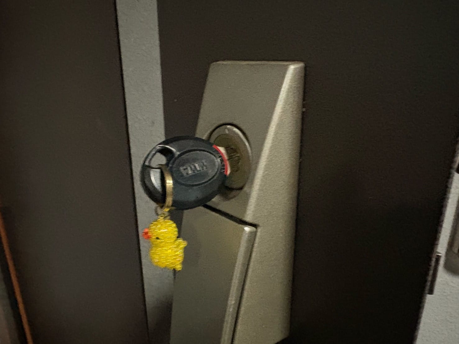 再び取り付けたシリンダーに鍵がささっている