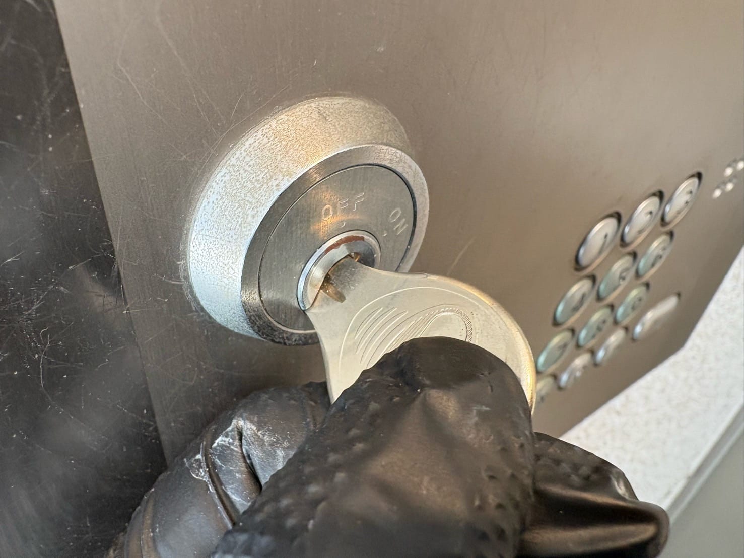 シリンダーに鍵をさしている