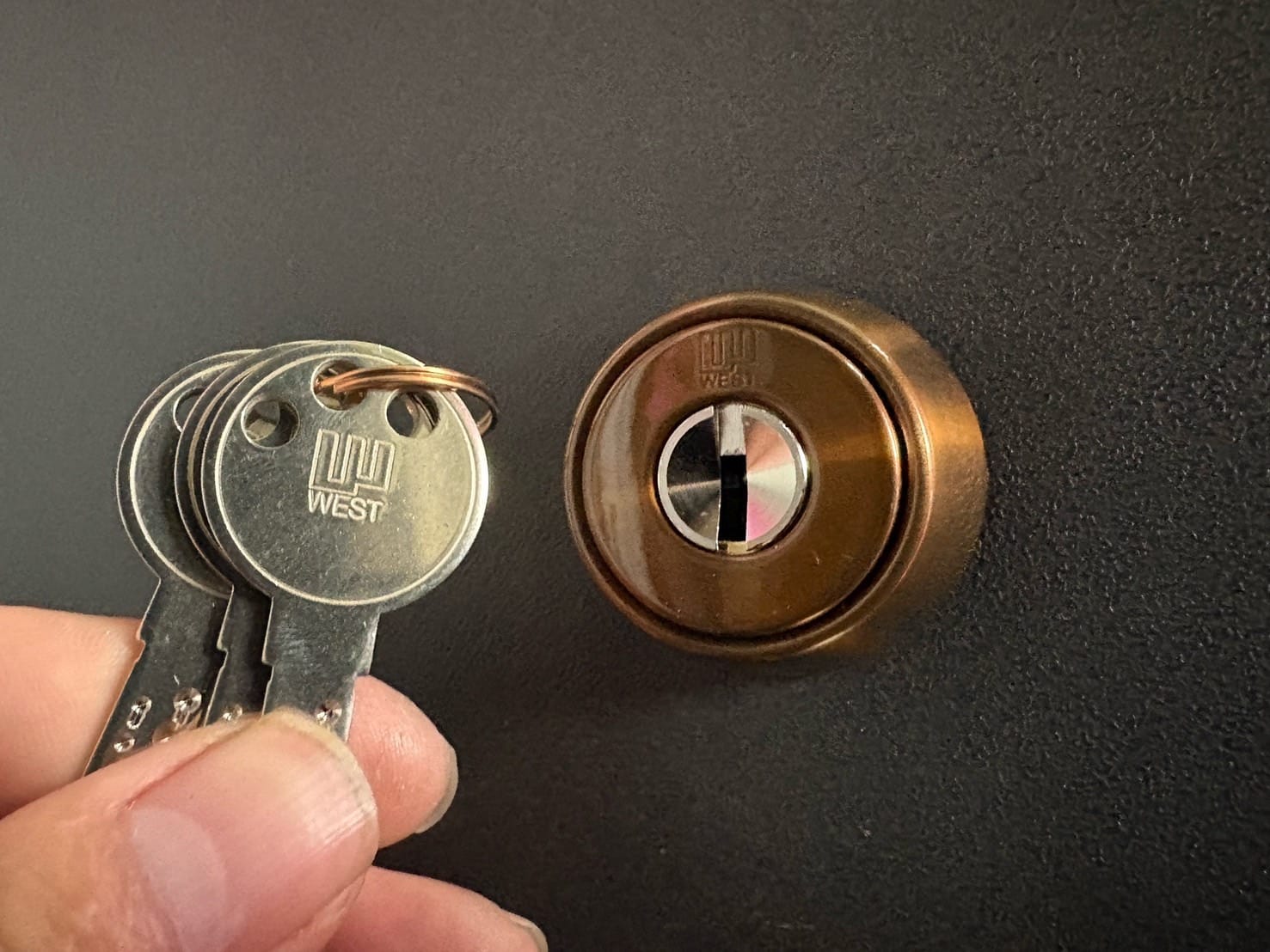 交換作業を行い、U9シリンダーをディンプルシリンダーを取り付けました。付属の鍵が3本ついてきます。