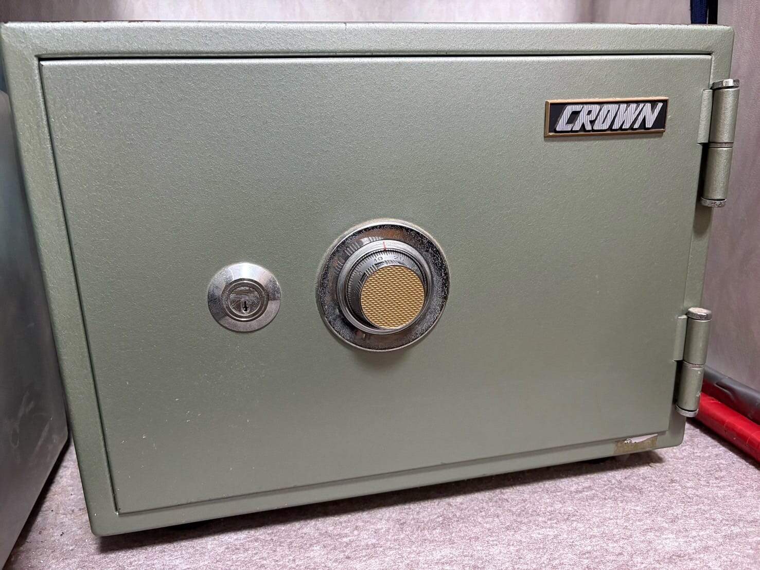 こちらのCROWN家庭用金庫の解錠を行う