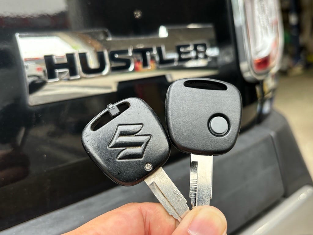 ハスラーの既存のリモコンキーと新たに作製したスペアのリモコンキーを持っている