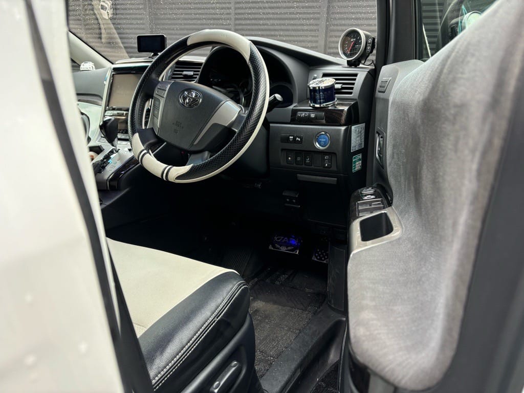 ピッキングで解錠し、開いた運転席ドア