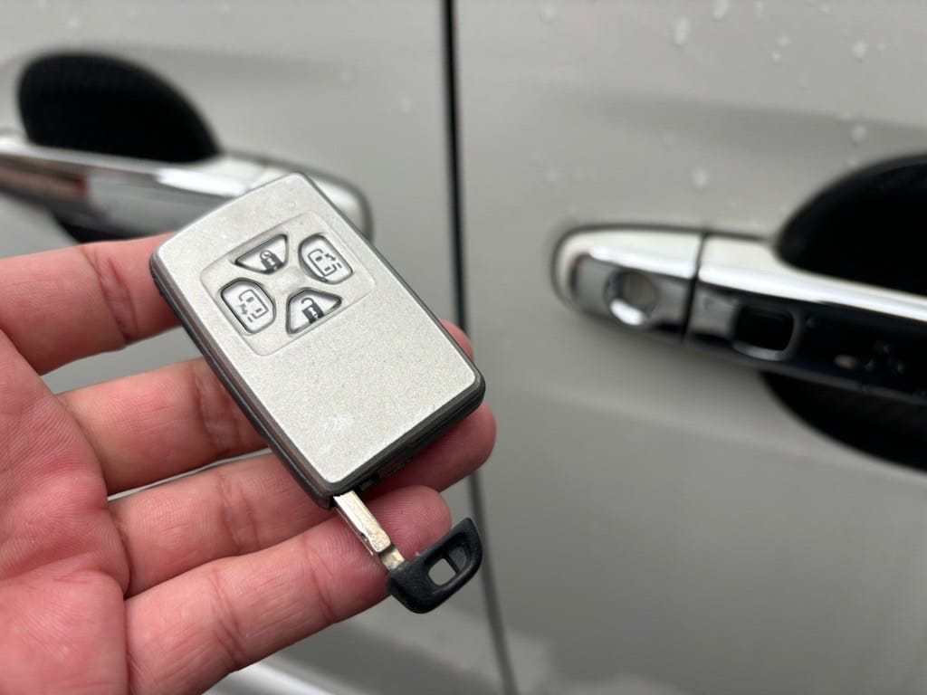 ヴェルファイアの登録が完了したスマートキーに作製したエマージェンシーキーを収納