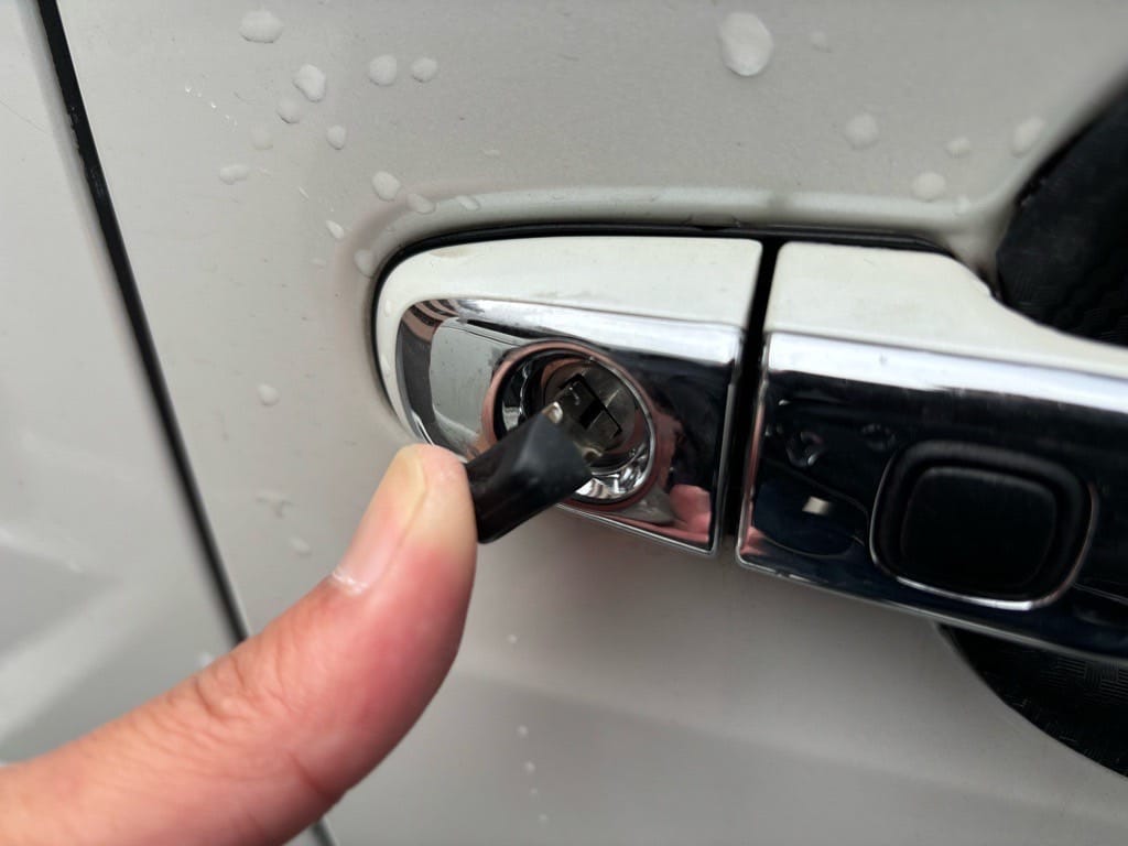 作製したヴェルファイアのエマージェンシーキーをドアシリンダーに挿して動作を確認