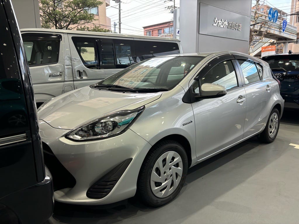 トヨタ アクア NHP10 2018年式。こちらの車両のイモビライザー登録を行います