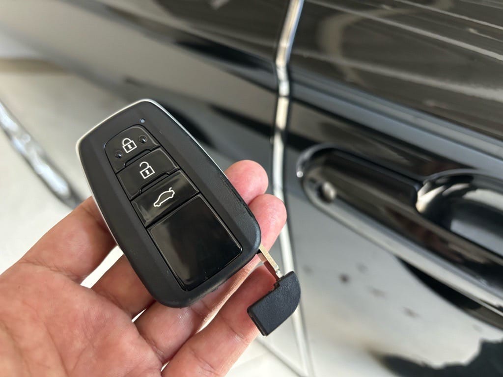 登録が完了したクラウンのスマートキーに作製したメカニカルキーを収納