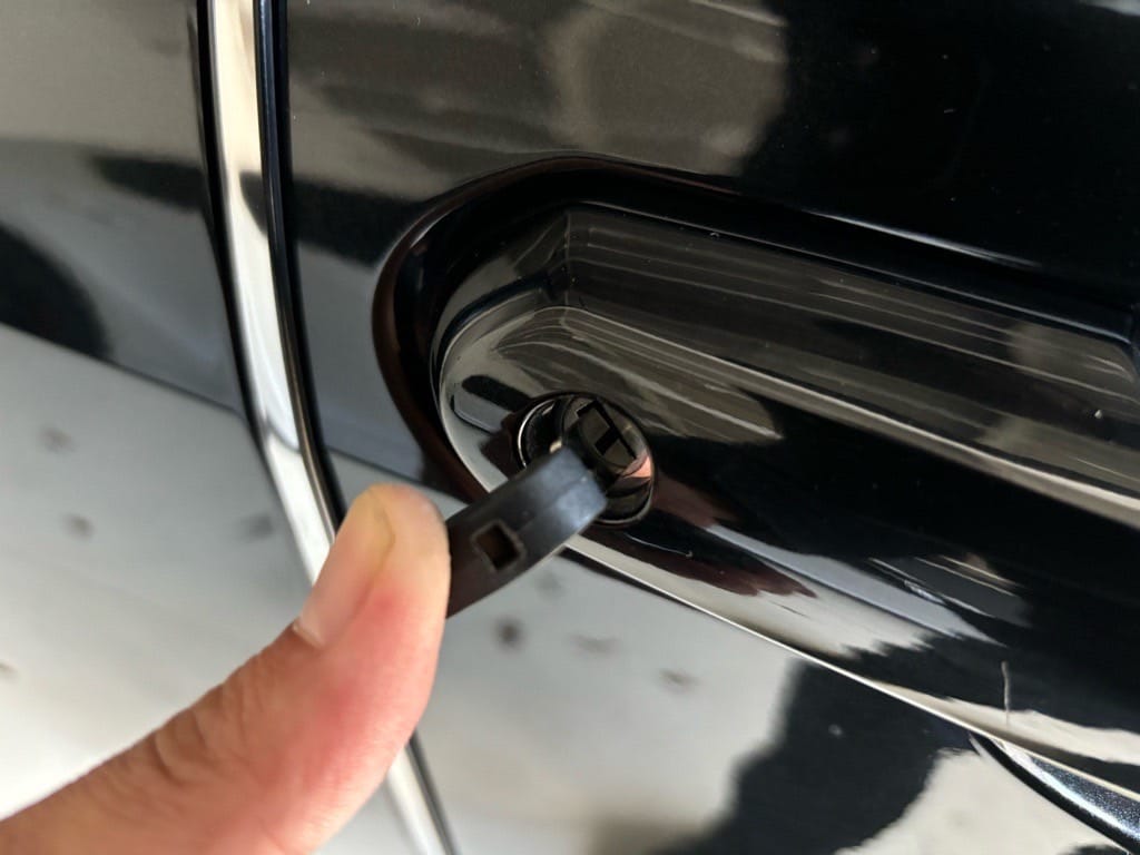 作製したクラウンのメカニカルキーをドアシリンダーに挿して動作を確認