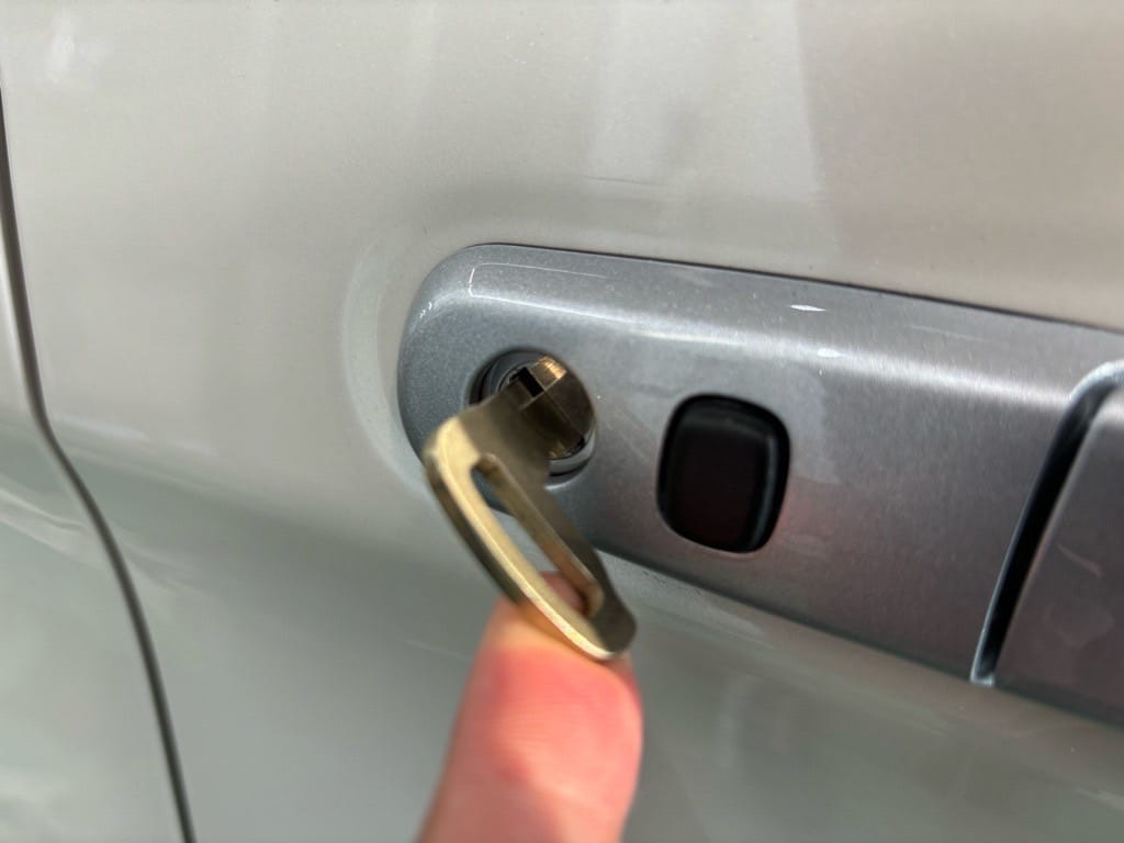 作製したルーミーのメカニカルキーをドアシリンダーにさして動作確認