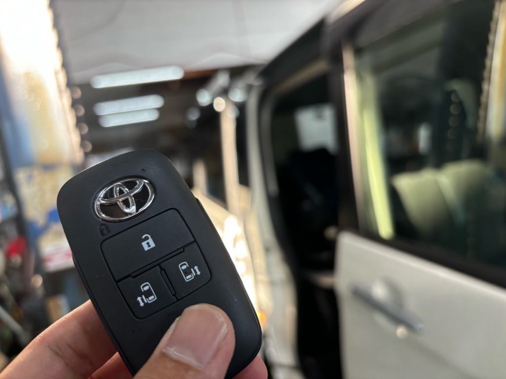 トランスミッター登録が完了。キーフリーリモコンでスーミーの後部座席のドアを開けている